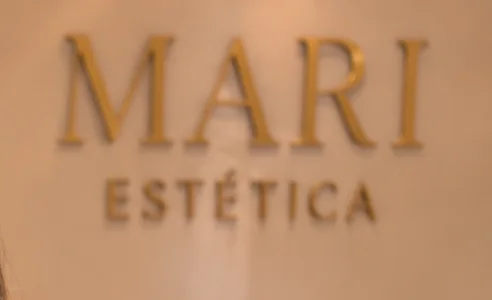 Letreiro dourado Mari Estética na parede da recepção